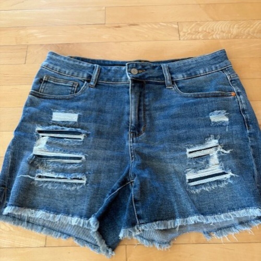 Judy Blue Distressed Shorts  Size XL